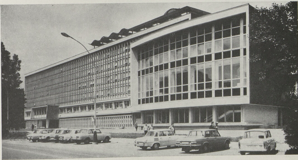 Vysoká škola technická v Košiciach, pohľad na čelnú fasádu s aulou z Letnej ulice, 1975. Zdroj: Architektura ČSR. 1975, 34(3).