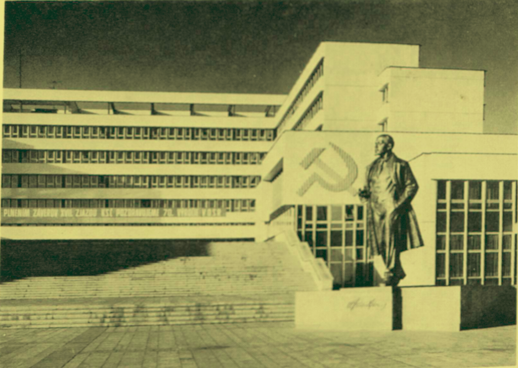 Vstupný priestor so sochou Lenina od Arpáda Račka. Zdroj: Projekt, 20(8), 1988, s. 15.