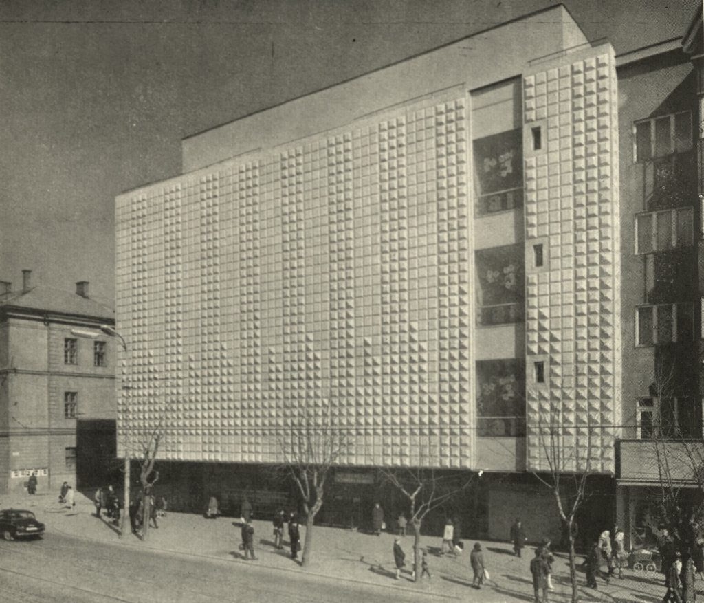Západná fasáda, pohľad z Hlavnej ulice. Zdroj: Projekt. 1969, 11(1 – 2), s. 13.