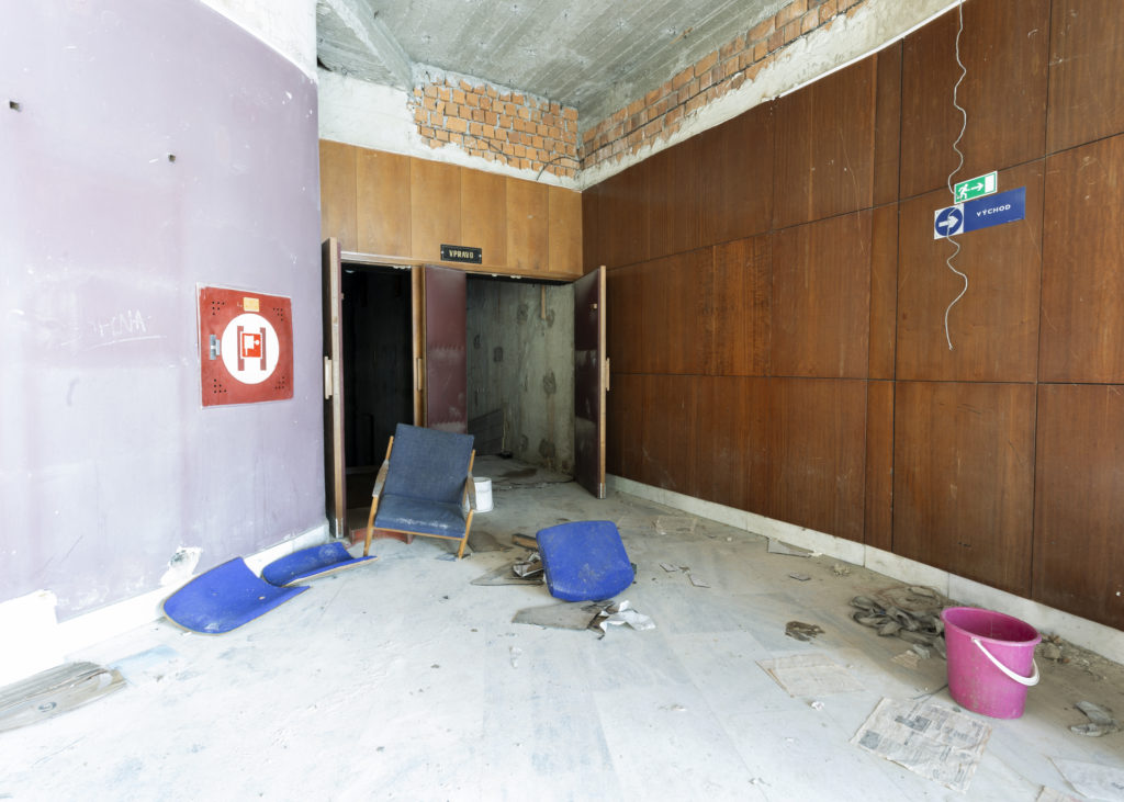 Vstup do kinosály, súčasný stav, 2021. V interiéri zostala zachovaná iba časť dreveného obloženia a vstupné dvojkrídlové dvere. Foto: Diana Dobrescu.