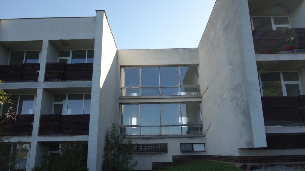 Vojenská zotavovňa, fragment pôvodného presklenia zo západnej strany, 2025. Foto: Monika Kicová, archív IMA.