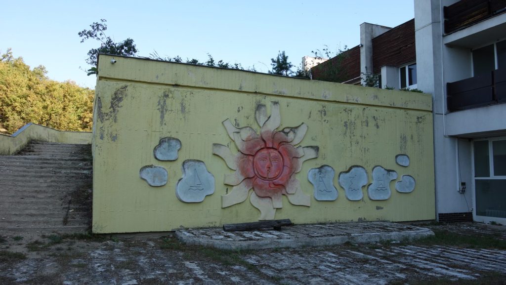 Betónová stena s keramickým reliéfom (J. Sejka) na západnej terase, 2025. Foto: Monika Kicová, archív IMA.