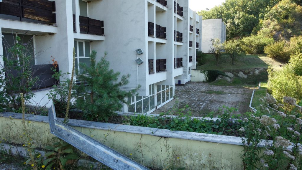 Vojenská zotavovňa, pohľad na západnú terasu, 2025. Foto: Monika Kicová, archív IMA.