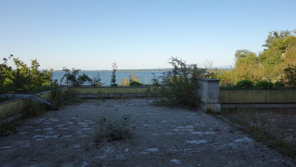 Pohľad zo západnej terasy, 2025. Foto: Monika Kicová, archív IMA.