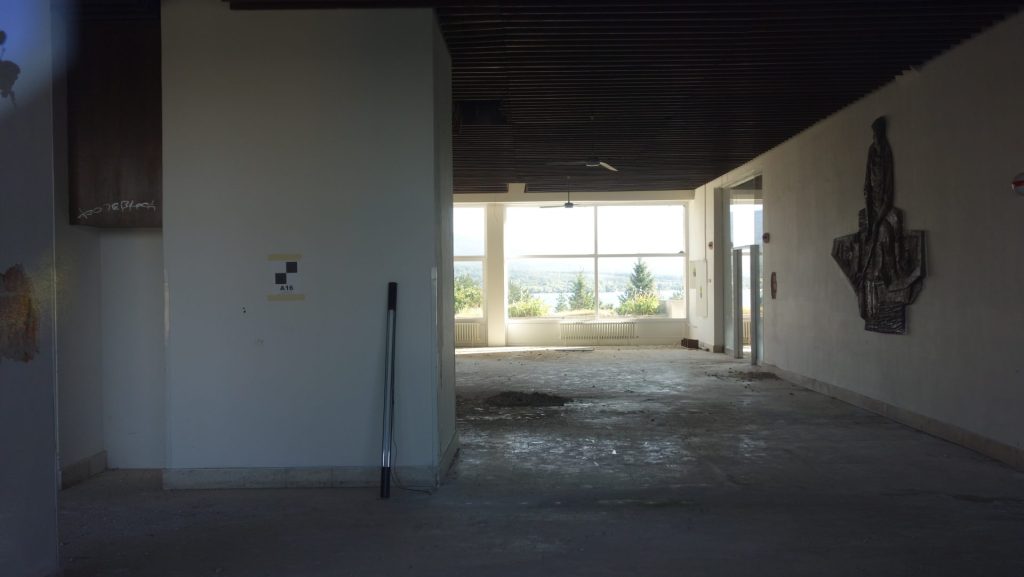 Pohľad do interiéru so zachovaným keramickým reliéfom (Karel Velický), 2025, Foto: Monika Kicová, archív IMA.