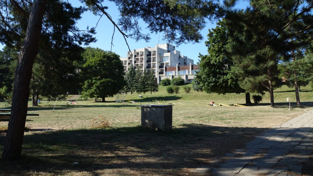 Areál zotavovne s bývalými športoviskami, 2025. Foto: Monika Kicová, archív IMA.