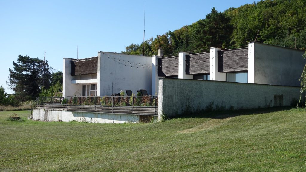 Ubytovacie bungalovy, kedysi súčasť komplexu zotavovne, 2025. Foto: Monika Kicová, archív IMA.